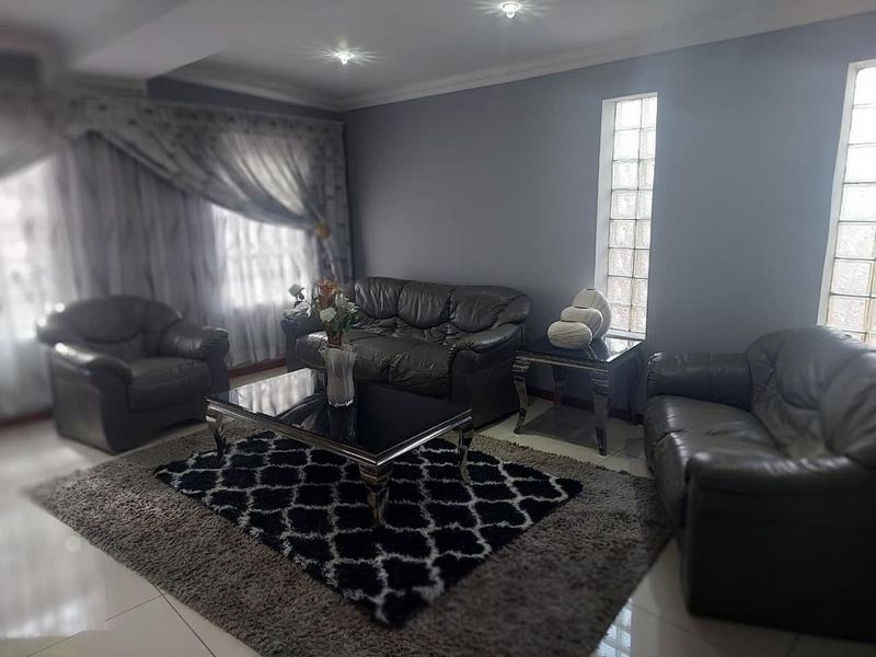 Luxurious 6 Bedroom House For Rent in Da Vinci Road, Nahoon Valley Park - Photo 6