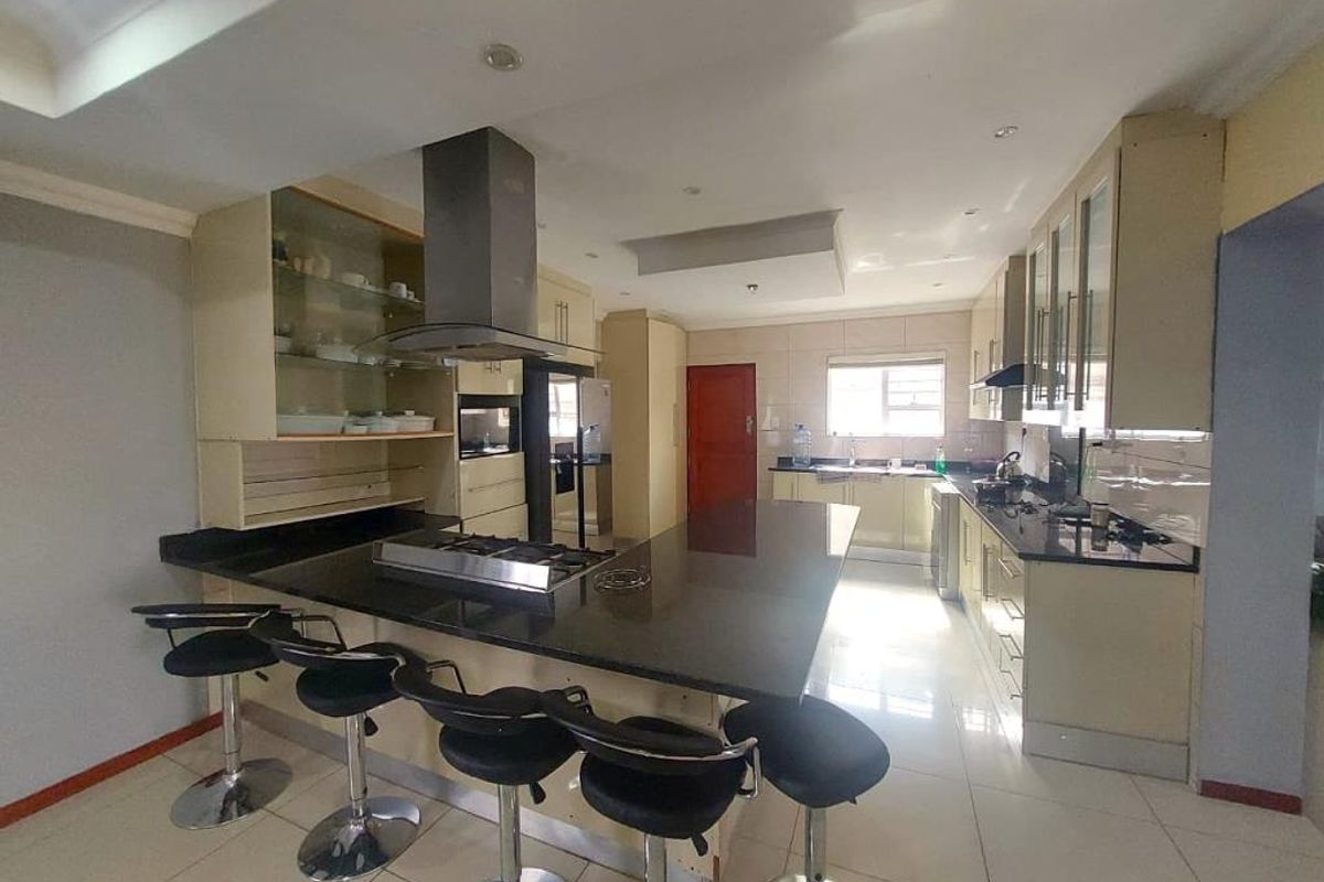 Luxurious 6 Bedroom House For Rent in Da Vinci Road, Nahoon Valley Park - Photo 2