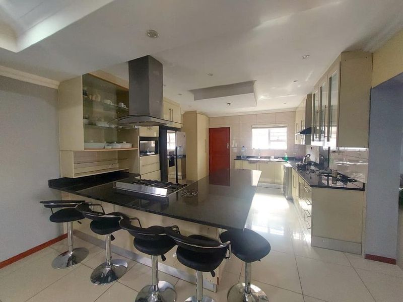 Luxurious 6 Bedroom House For Rent in Da Vinci Road, Nahoon Valley Park - Photo 2