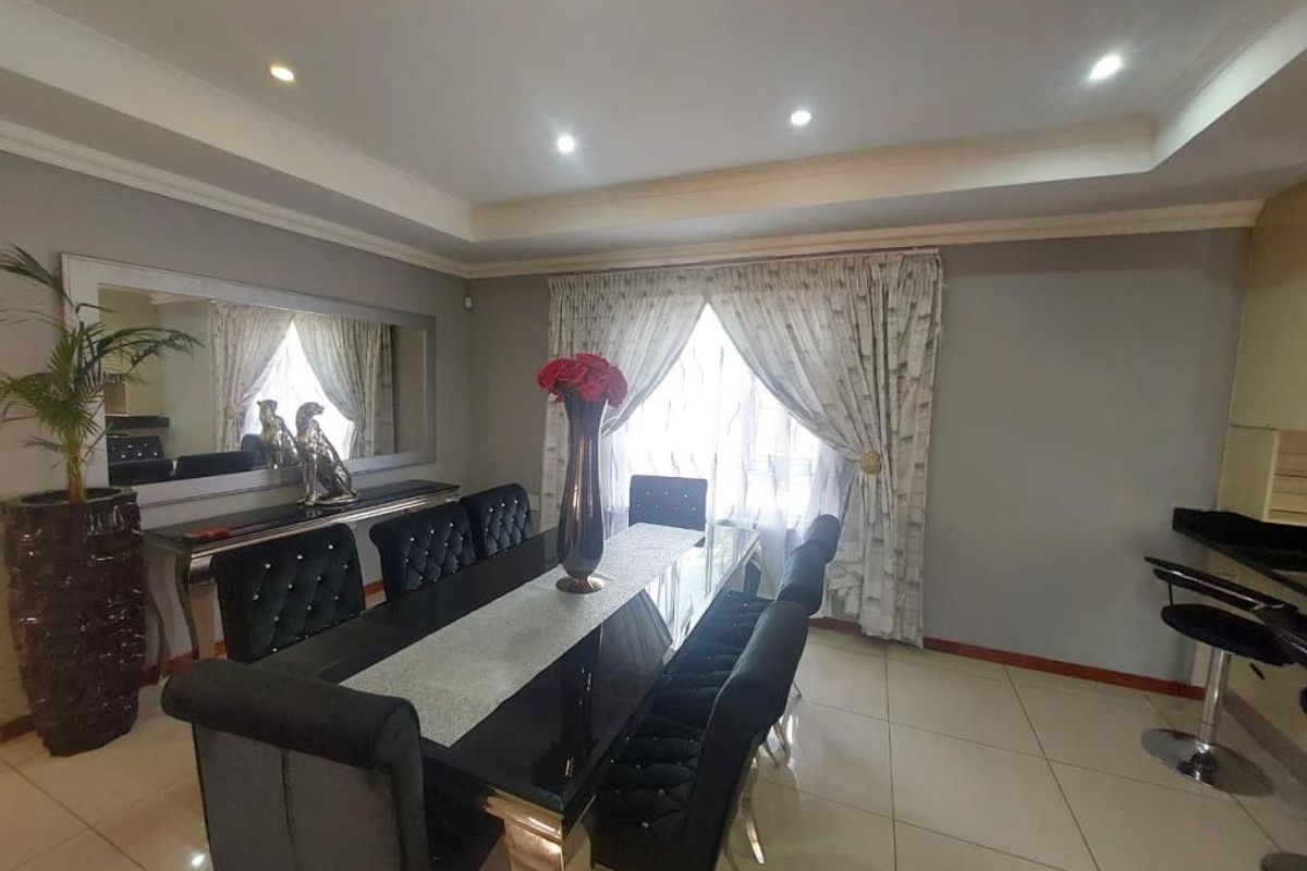 Luxurious 6 Bedroom House For Rent in Da Vinci Road, Nahoon Valley Park - Photo 3