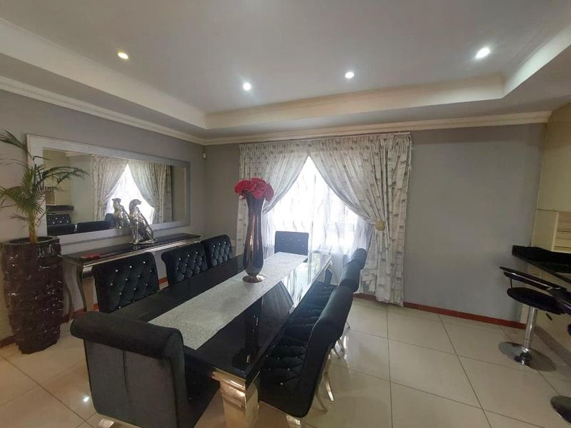 Luxurious 6 Bedroom House For Rent in Da Vinci Road, Nahoon Valley Park - Photo 3