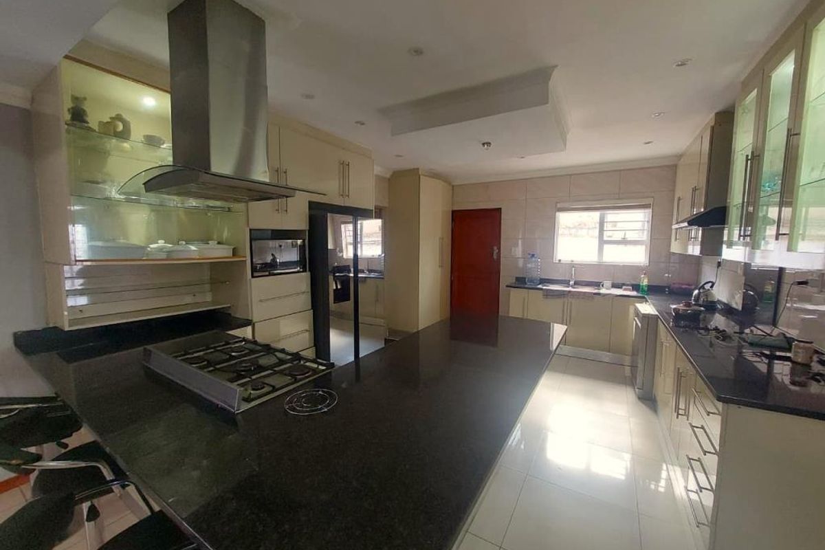 Luxurious 6 Bedroom House For Rent in Da Vinci Road, Nahoon Valley Park - Photo 4