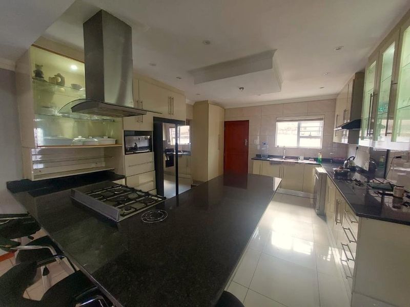 Luxurious 6 Bedroom House For Rent in Da Vinci Road, Nahoon Valley Park - Photo 4