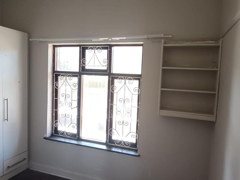 Spacious & Sunlit 2-Bedroom Flat in Elizabeth Court, Quigney - Photo 10