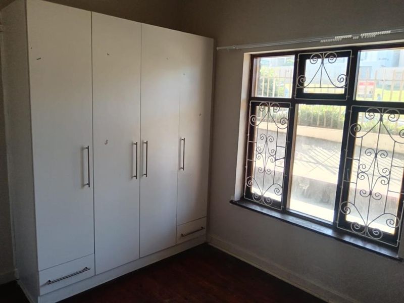 Spacious & Sunlit 2-Bedroom Flat in Elizabeth Court, Quigney - Photo 9