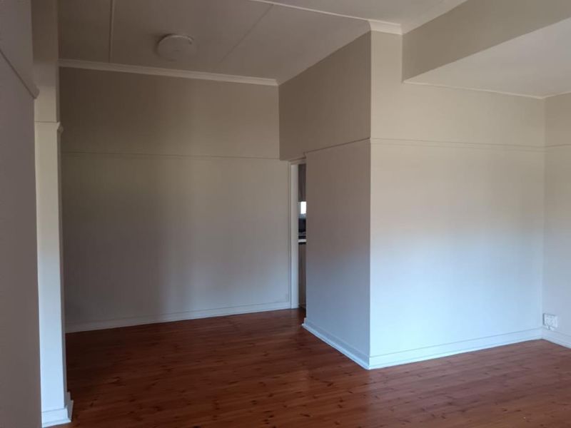 Spacious & Sunlit 2-Bedroom Flat in Elizabeth Court, Quigney - Photo 8