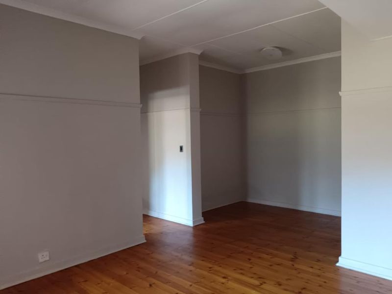 Spacious & Sunlit 2-Bedroom Flat in Elizabeth Court, Quigney - Photo 6