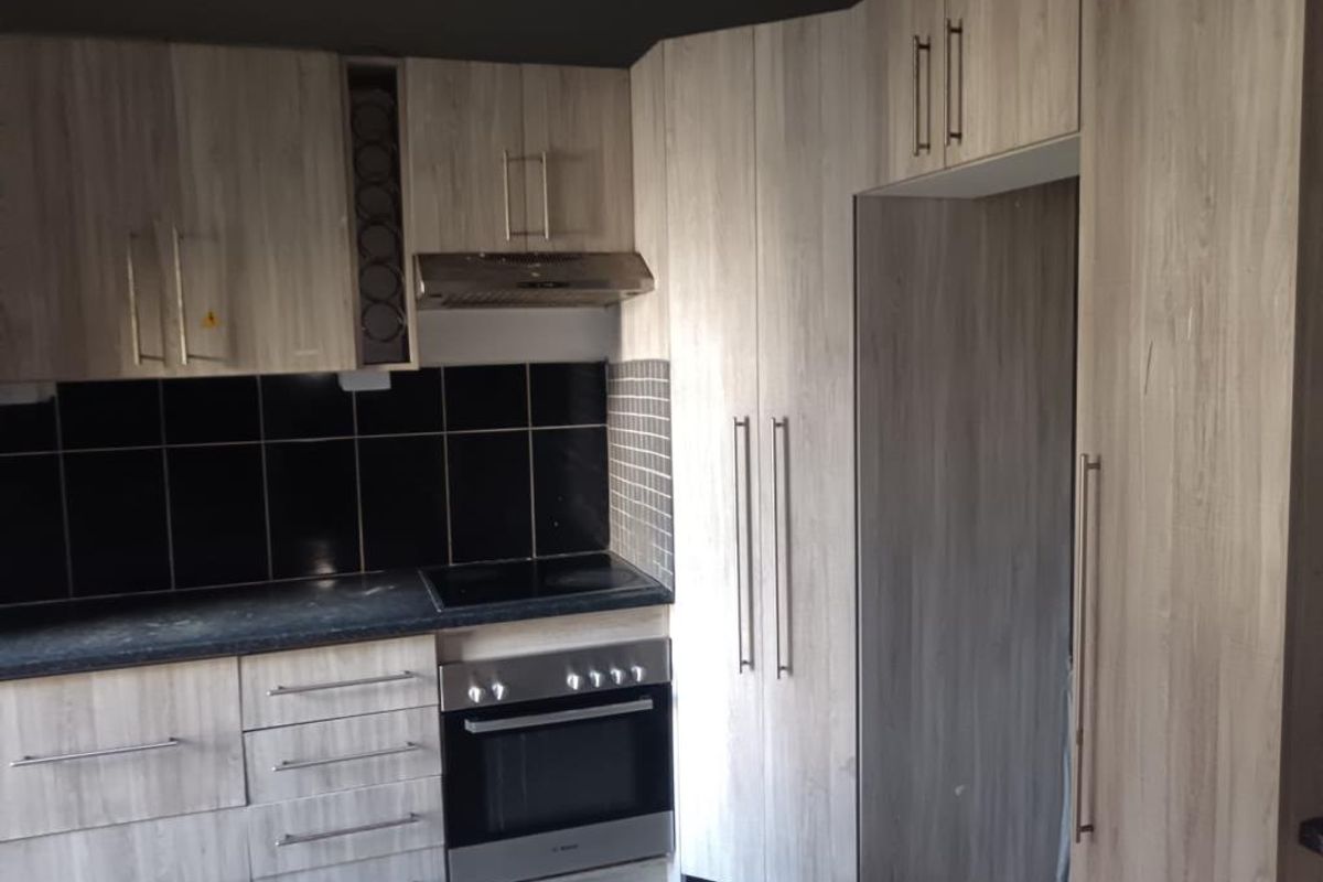 Spacious & Sunlit 2-Bedroom Flat in Elizabeth Court, Quigney - Photo 2