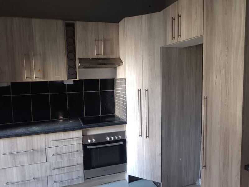 Spacious & Sunlit 2-Bedroom Flat in Elizabeth Court, Quigney - Photo 2