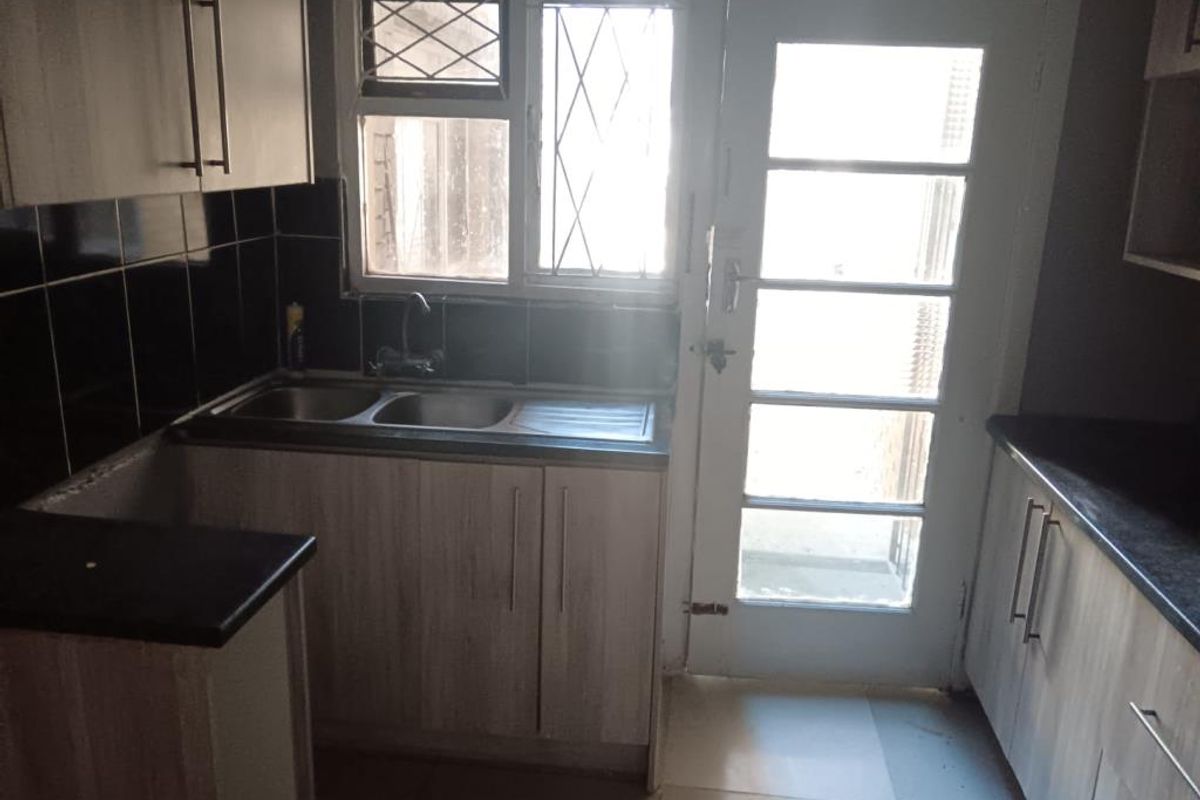 Spacious & Sunlit 2-Bedroom Flat in Elizabeth Court, Quigney - Photo 4