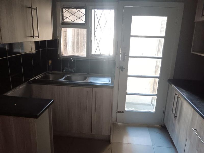 Spacious & Sunlit 2-Bedroom Flat in Elizabeth Court, Quigney - Photo 4