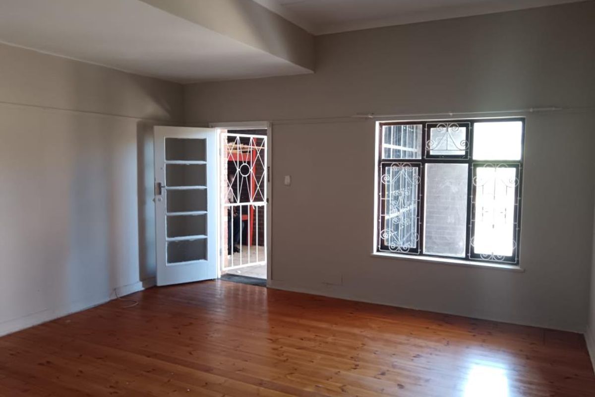 Spacious & Sunlit 2-Bedroom Flat in Elizabeth Court, Quigney - Photo 5