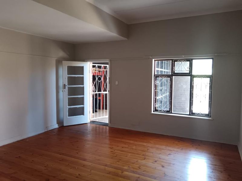 Spacious & Sunlit 2-Bedroom Flat in Elizabeth Court, Quigney - Photo 5