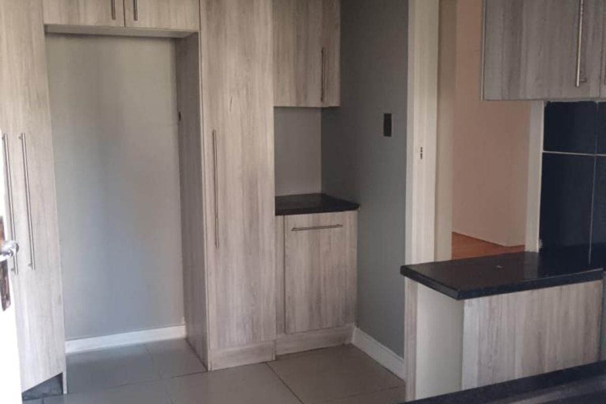 Spacious & Sunlit 2-Bedroom Flat in Elizabeth Court, Quigney - Photo 3