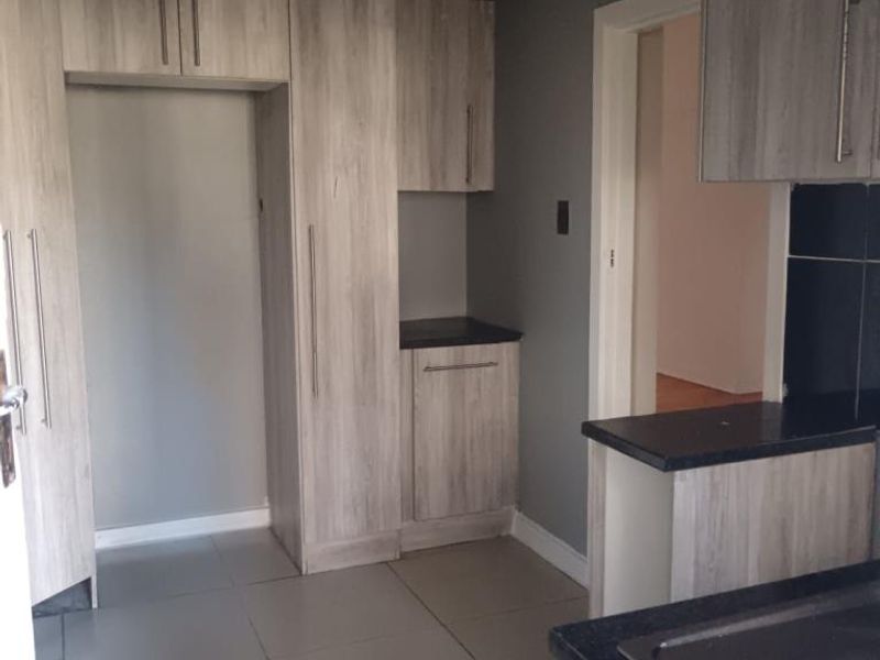 Spacious & Sunlit 2-Bedroom Flat in Elizabeth Court, Quigney - Photo 3