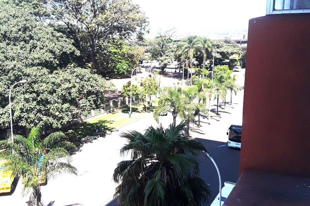 BACHELOR UNIT IN THE HEART OF DURBAN CENTRAL, IN DIAKONIA AVENUE.  - Photo 5