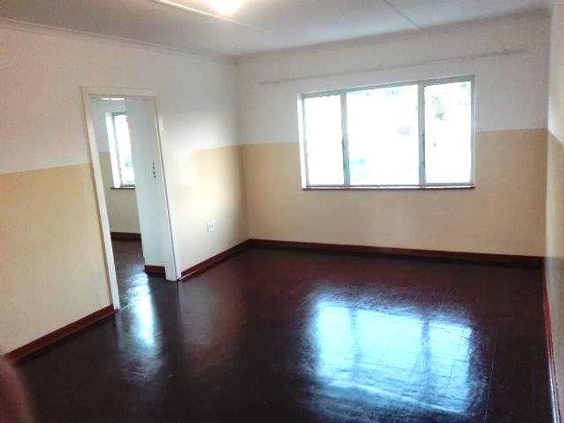 Well-Located Two-Bedroom Apartment on the Bluff - Photo 4