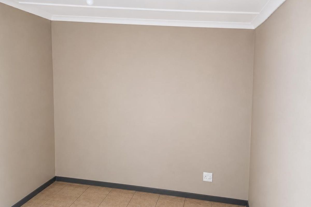 Room For Rent in St Peter's Road, Southernwood - Photo 3