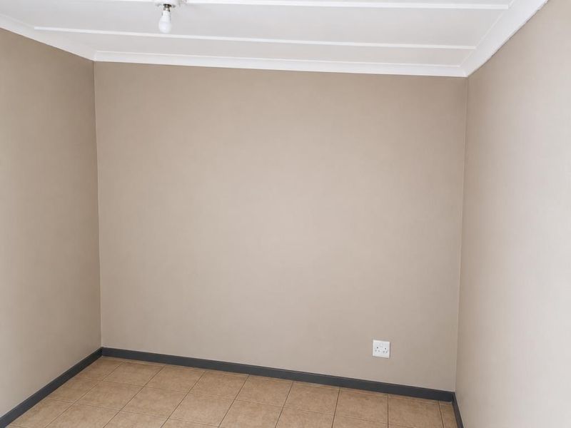 Room For Rent in St Peter's Road, Southernwood - Photo 3