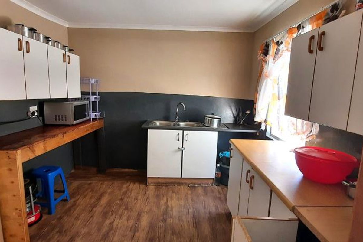 Room For Rent in St Peter's Road, Southernwood - Photo 5