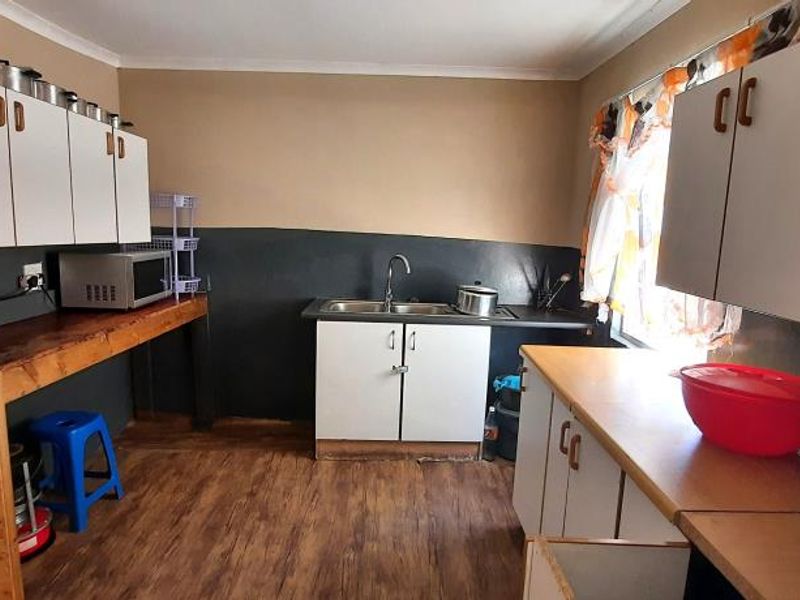 Room For Rent in St Peter's Road, Southernwood - Photo 5
