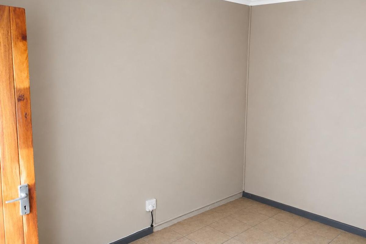 Room For Rent in St Peter's Road, Southernwood - Photo 2