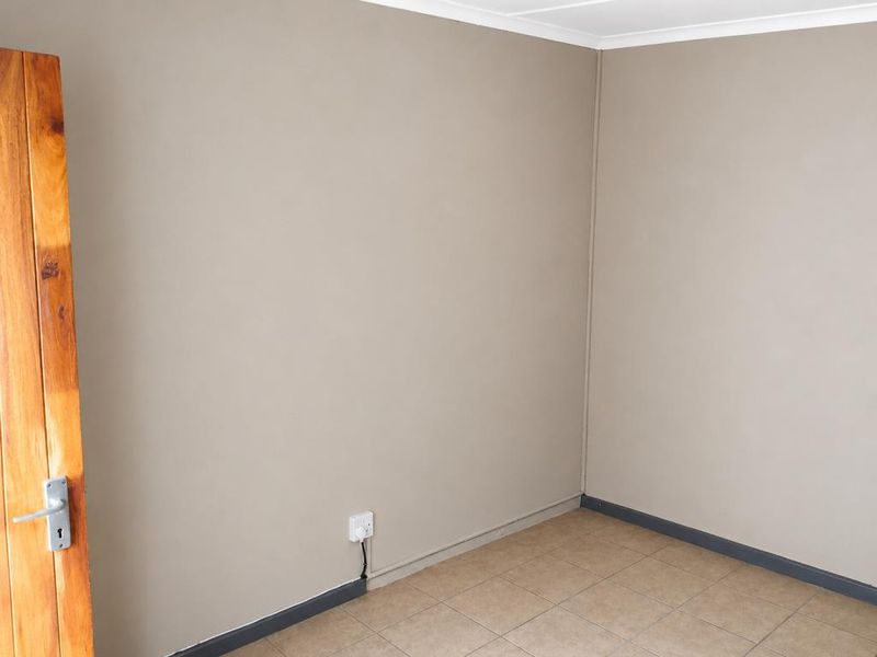 Room For Rent in St Peter's Road, Southernwood - Photo 2