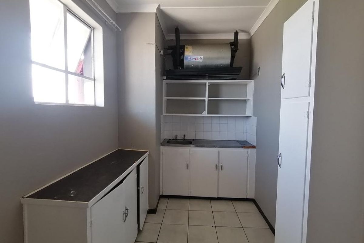 Newly Renovated 2-Bedroom Apartment in Belvedere Court, Southernwood - Photo 2
