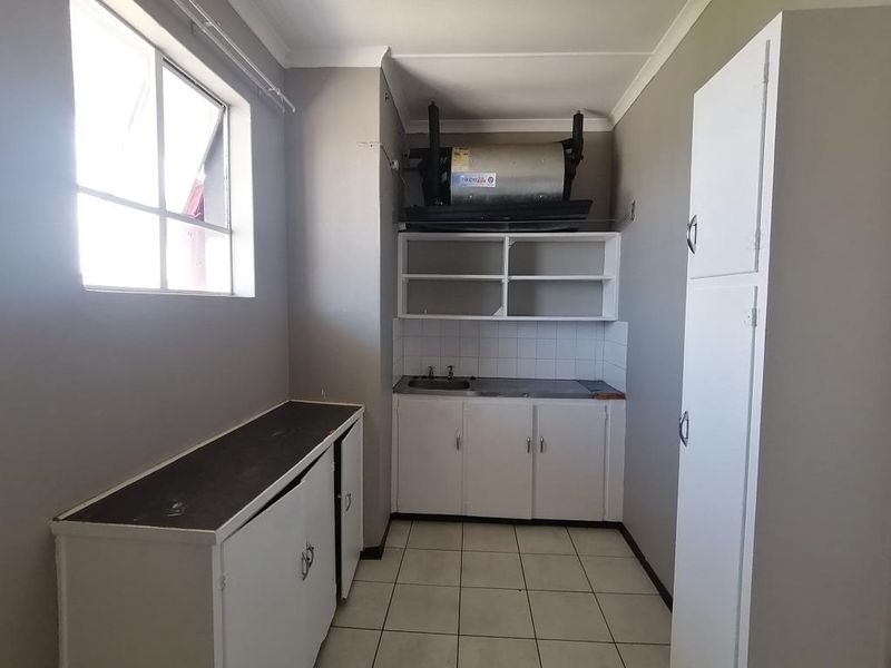 Newly Renovated 2-Bedroom Apartment in Belvedere Court, Southernwood - Photo 2