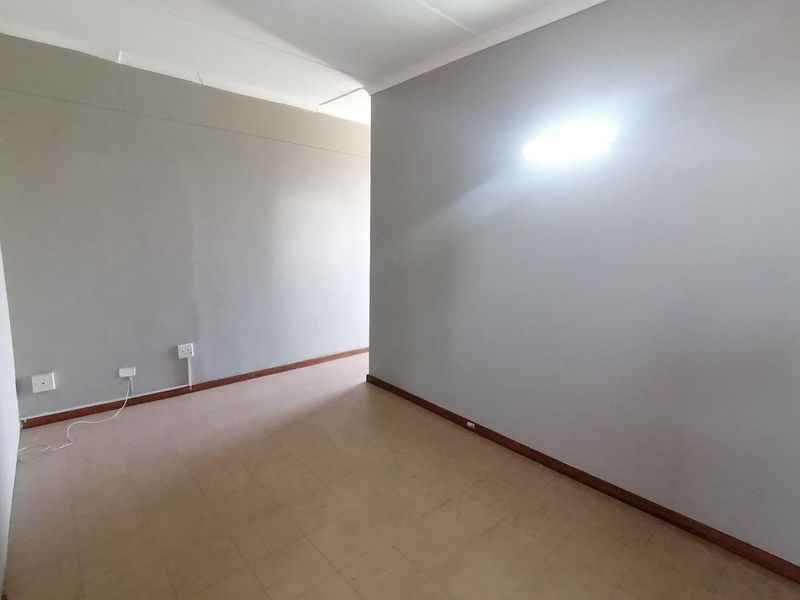 Newly Renovated 2-Bedroom Apartment in Belvedere Court, Southernwood - Photo 4