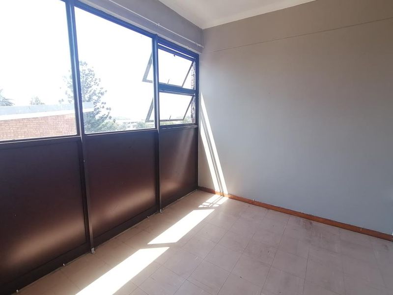 Newly Renovated 2-Bedroom Apartment in Belvedere Court, Southernwood - Photo 5