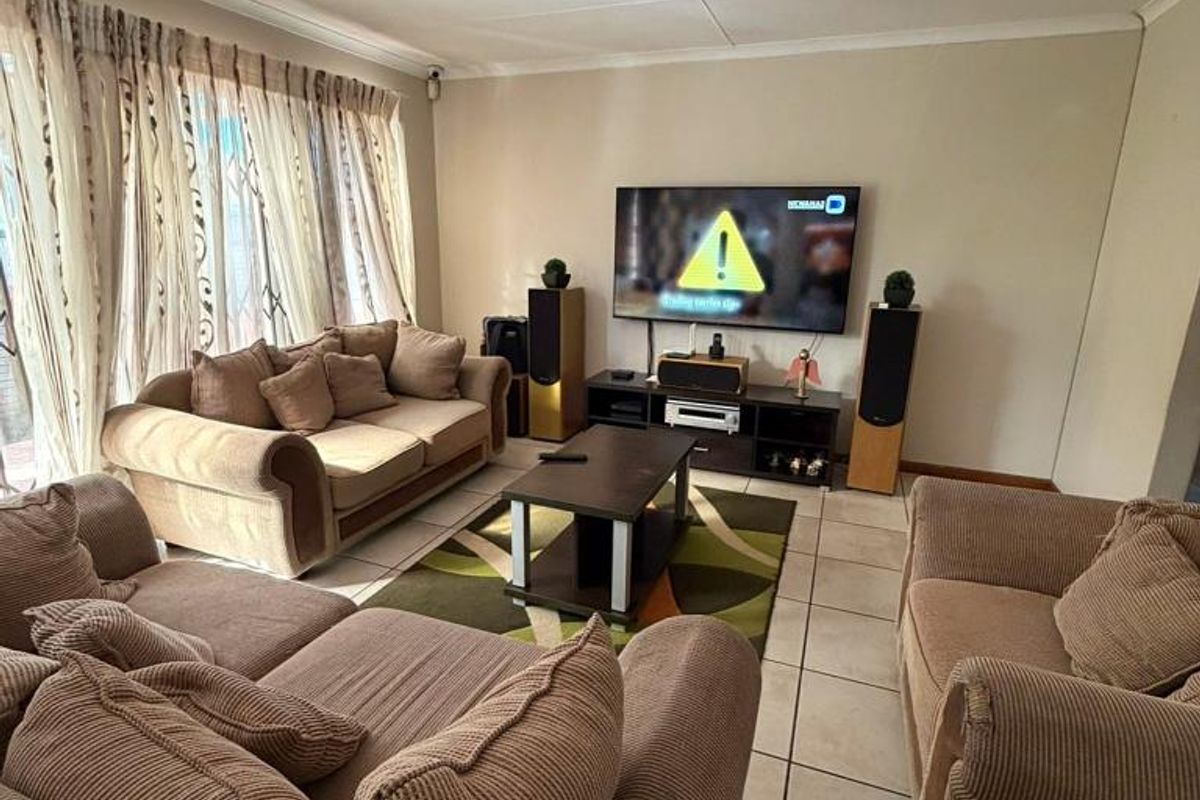 Comfortable 2-Bedroom Townhouse Living in Secure Raychelle Rise - Photo 2