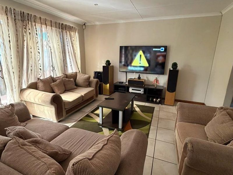 Comfortable 2-Bedroom Townhouse Living in Secure Raychelle Rise - Photo 2