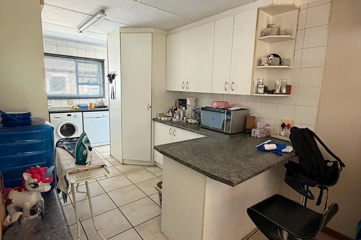 Comfortable 2-Bedroom Townhouse Living in Secure Raychelle Rise - Photo 4