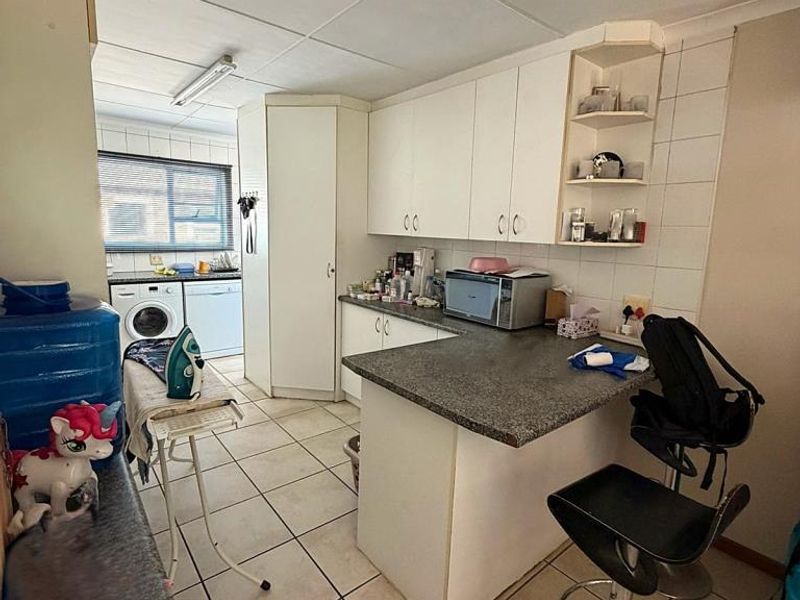 Comfortable 2-Bedroom Townhouse Living in Secure Raychelle Rise - Photo 4