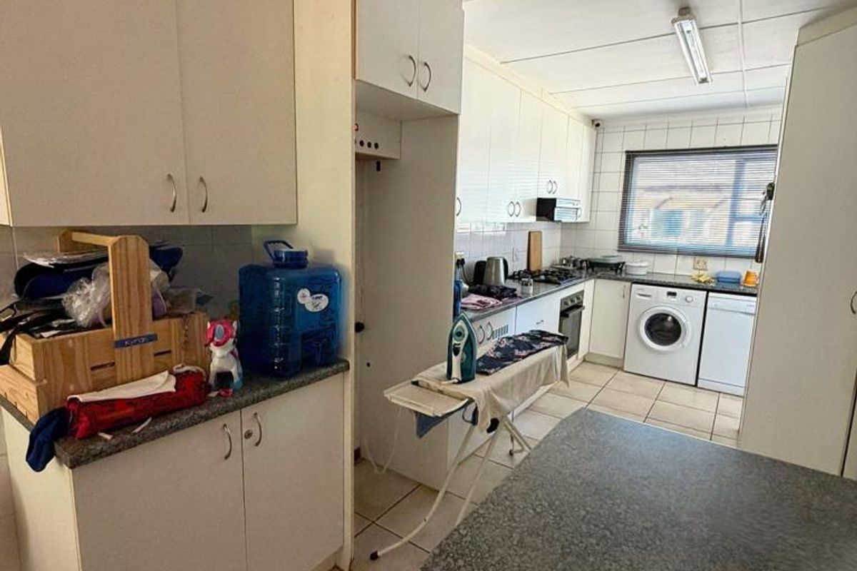 Comfortable 2-Bedroom Townhouse Living in Secure Raychelle Rise - Photo 3