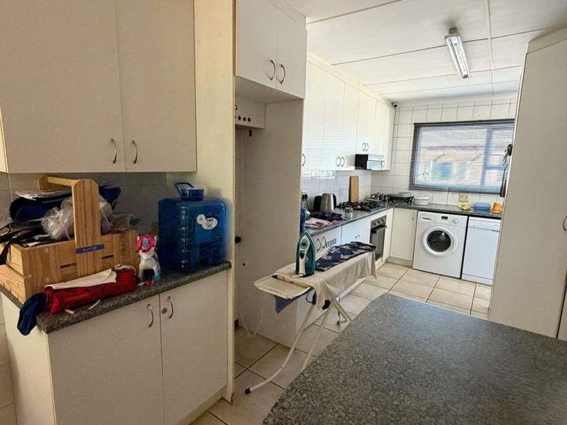 Comfortable 2-Bedroom Townhouse Living in Secure Raychelle Rise - Photo 3