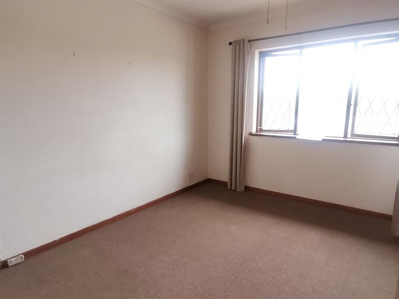 Spacious 3 Bedroom Townhouse with Balcony in Secure Hillside Estate, Beaconhurst - Photo 8