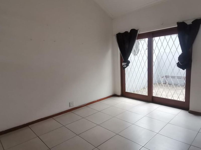 Spacious 3 Bedroom Townhouse with Balcony in Secure Hillside Estate, Beaconhurst - Photo 7