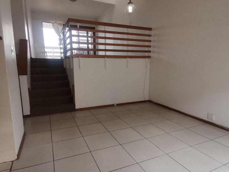 Spacious 3 Bedroom Townhouse with Balcony in Secure Hillside Estate, Beaconhurst - Photo 6