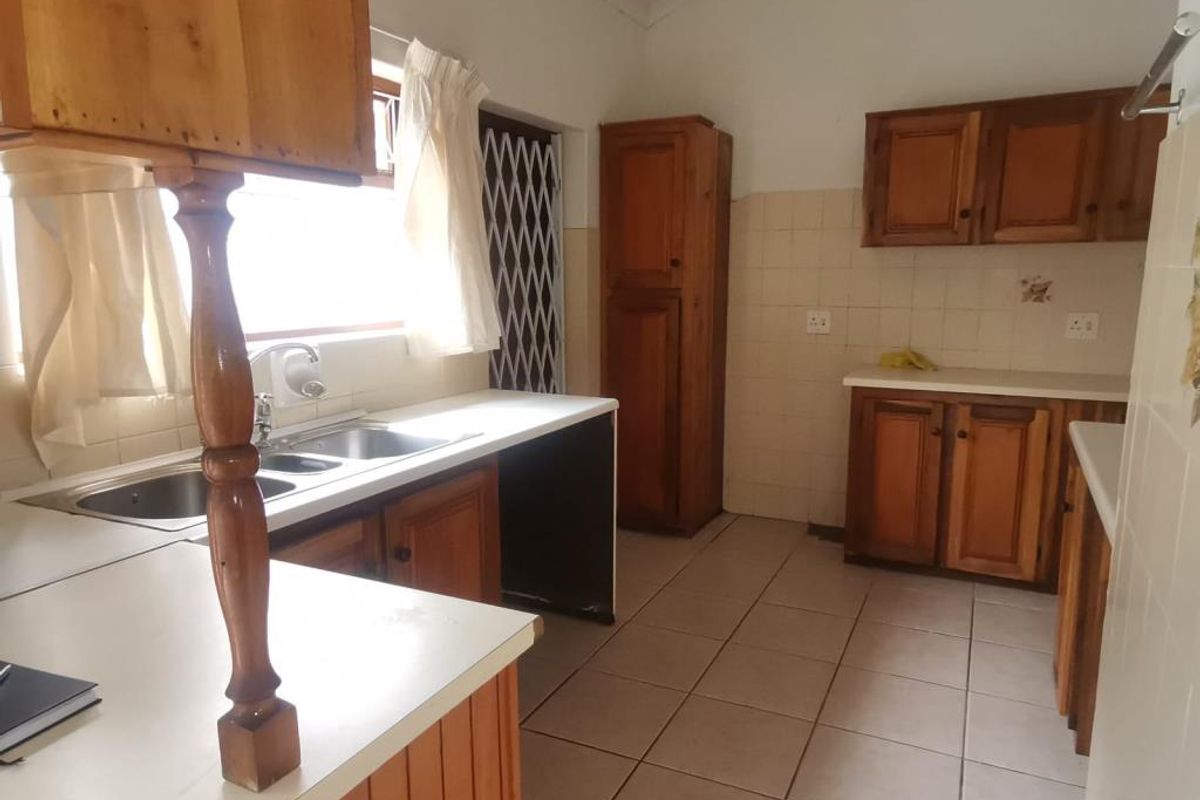 Spacious 3 Bedroom Townhouse with Balcony in Secure Hillside Estate, Beaconhurst - Photo 4