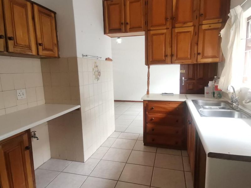 Spacious 3 Bedroom Townhouse with Balcony in Secure Hillside Estate, Beaconhurst - Photo 5