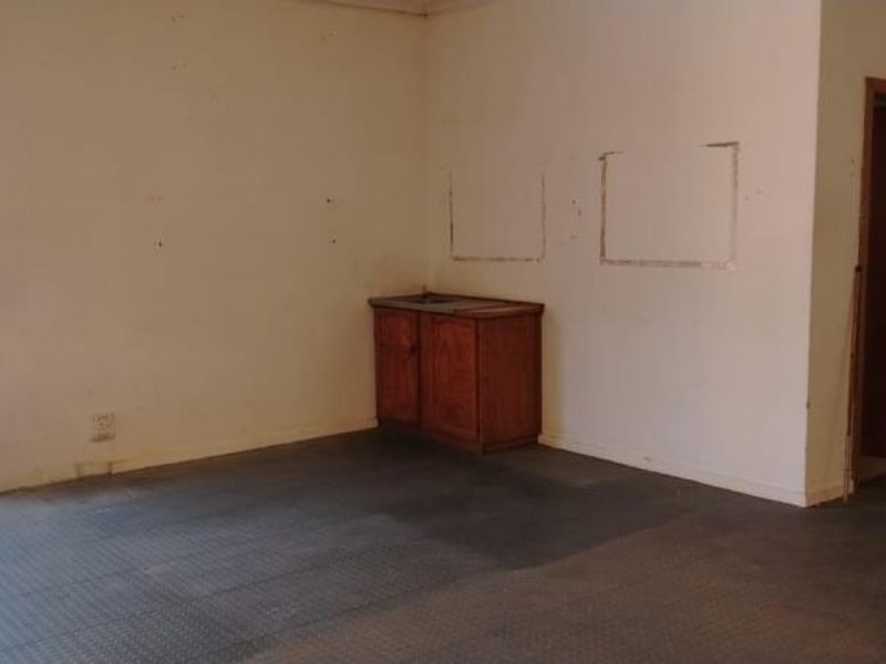 Prime Retail Space to Let in Schwedhelm Centre, Gonubie - Photo 4