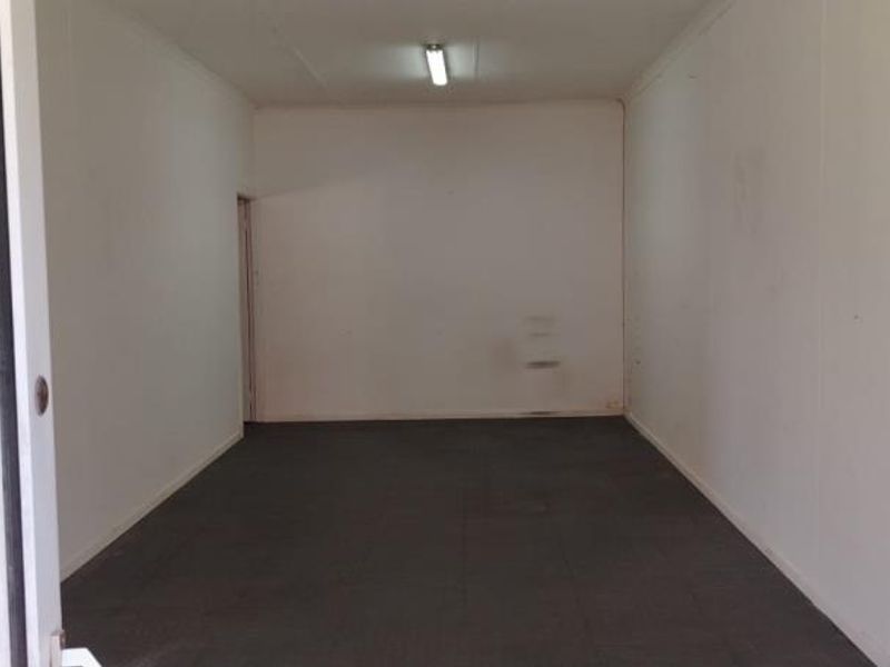 Prime Retail Space to Let in Schwedhelm Centre, Gonubie - Photo 2