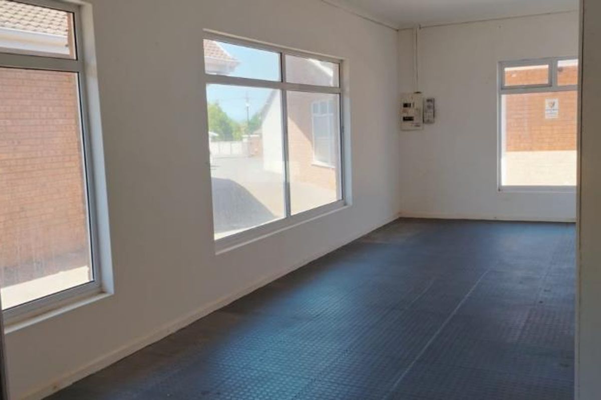 Prime Retail Space to Let in Schwedhelm Centre, Gonubie - Photo 3