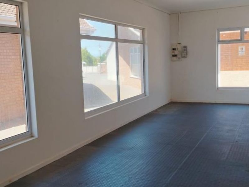 Prime Retail Space to Let in Schwedhelm Centre, Gonubie - Photo 3