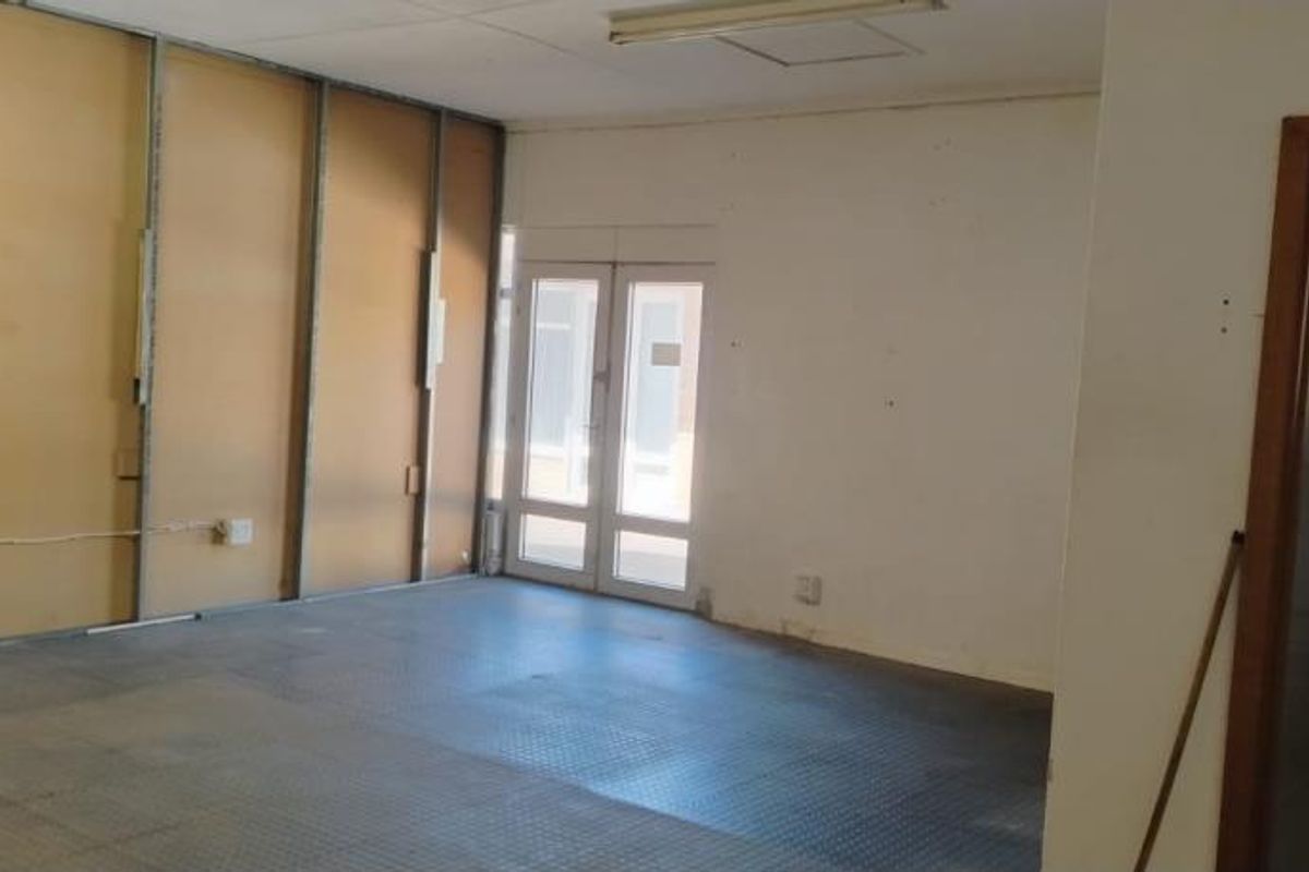 Prime Retail Space to Let in Schwedhelm Centre, Gonubie - Photo 5