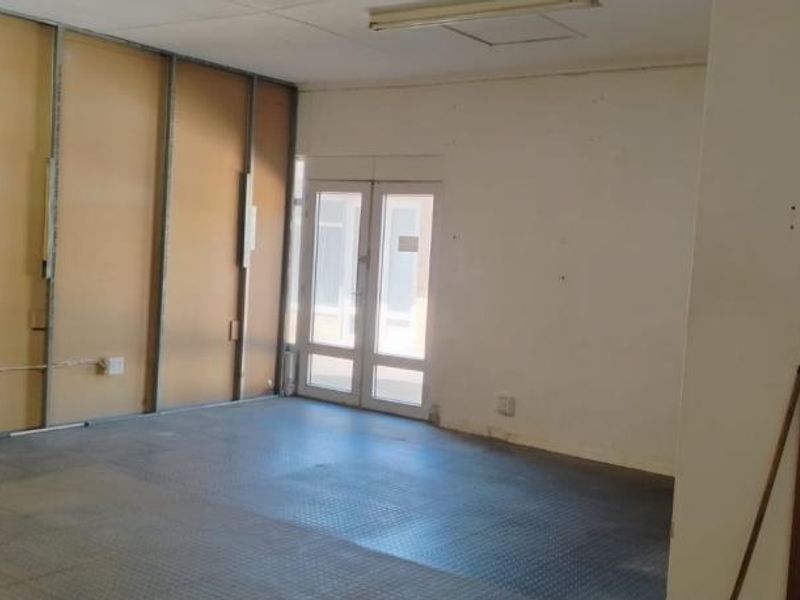 Prime Retail Space to Let in Schwedhelm Centre, Gonubie - Photo 5