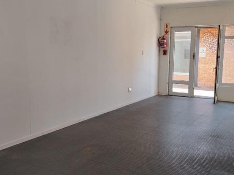 Prime Retail Space to Let in Schwedhelm Centre, Gonubie - Photo 7