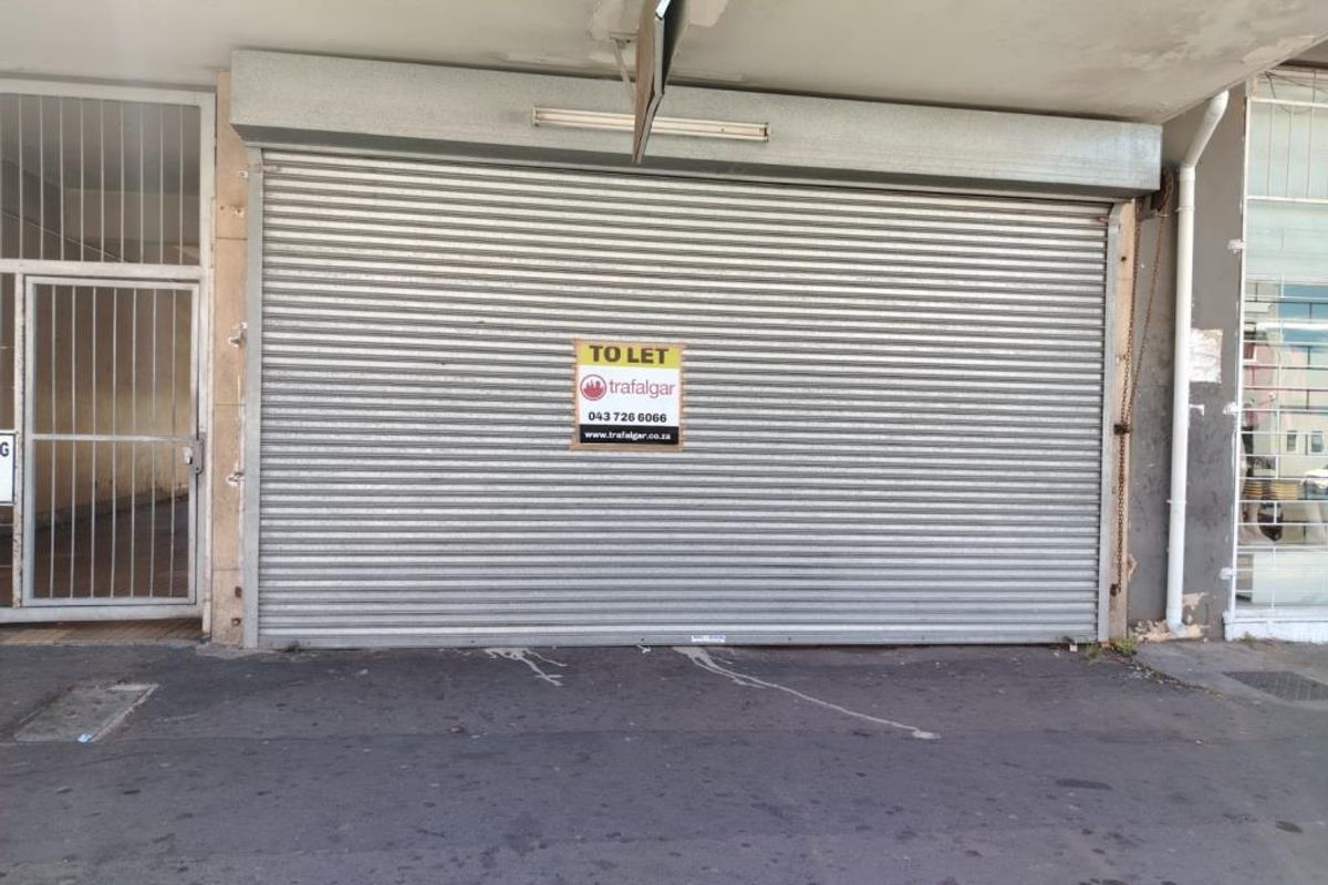 Open Plan Commercial Shop Space – Prime Main Road Location - Photo 2